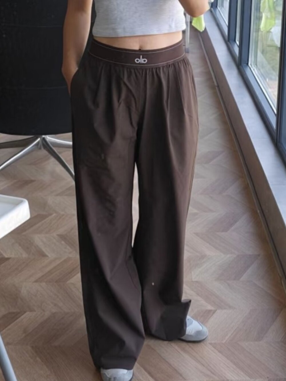 NWT Alo Yoga Espresso Regular 30" Inseam Trouser - Capsule Wardrobe Essential🌱